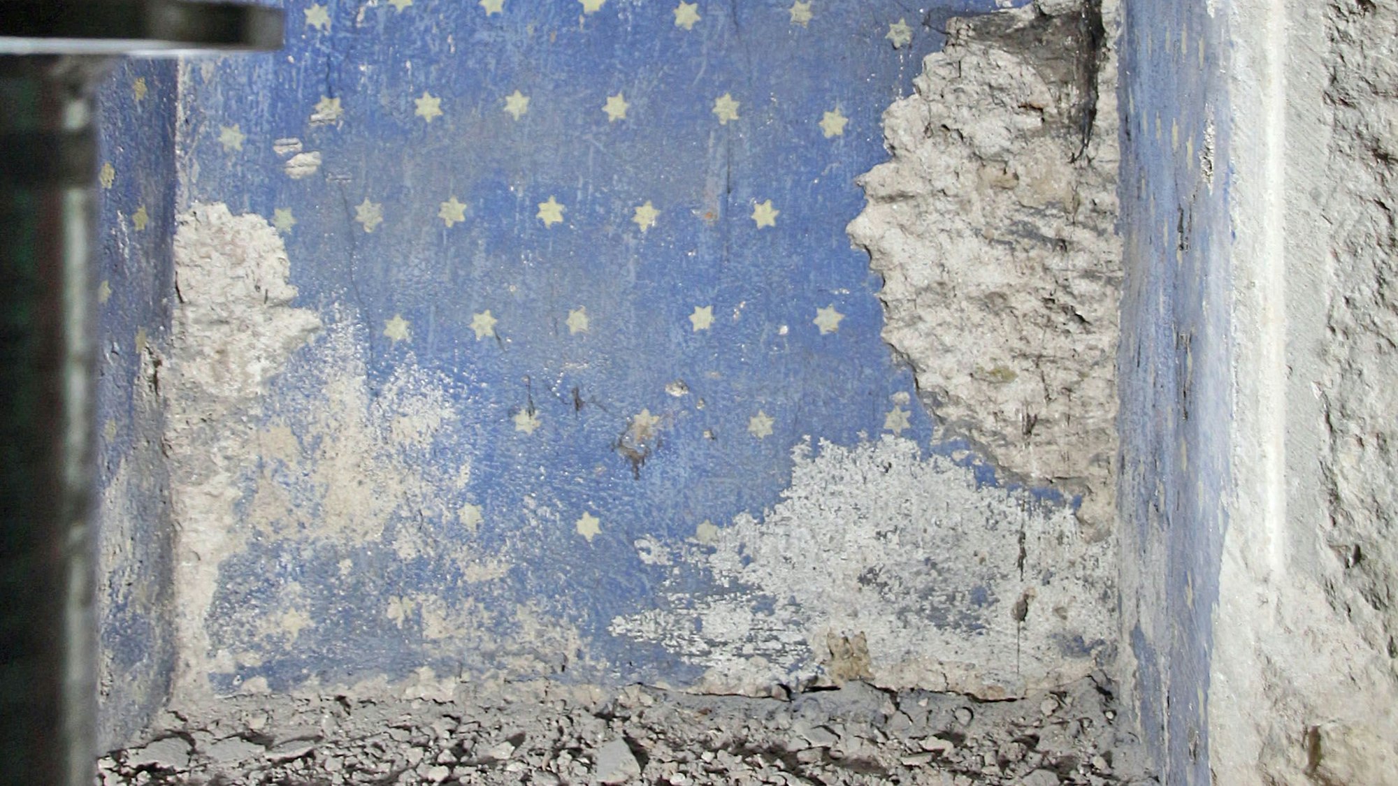 St. Pantaleon Wandschrank mit weißen Sternen auf blauem Grund