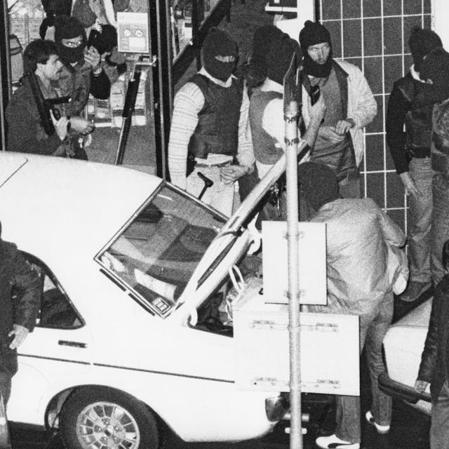 Scharfschützen der Polizei beziehen am 06.10.1982 in der Nähe der Sparkasse in Koblenz Stellung.&nbsp;