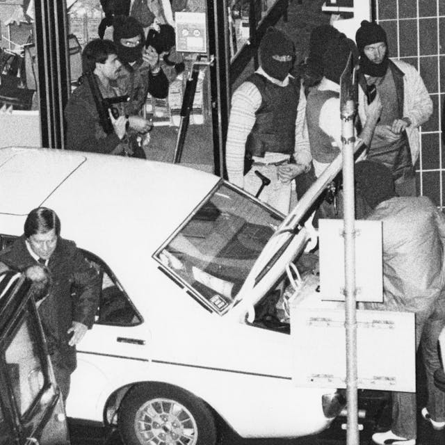Scharfschützen der Polizei beziehen am 06.10.1982 in der Nähe der Sparkasse in Koblenz Stellung.&nbsp;