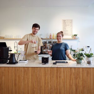 Dirk Paffrath (28) und Carla Welt(22) hinter dem selbst gebauten Tresen in ihrem Café.
