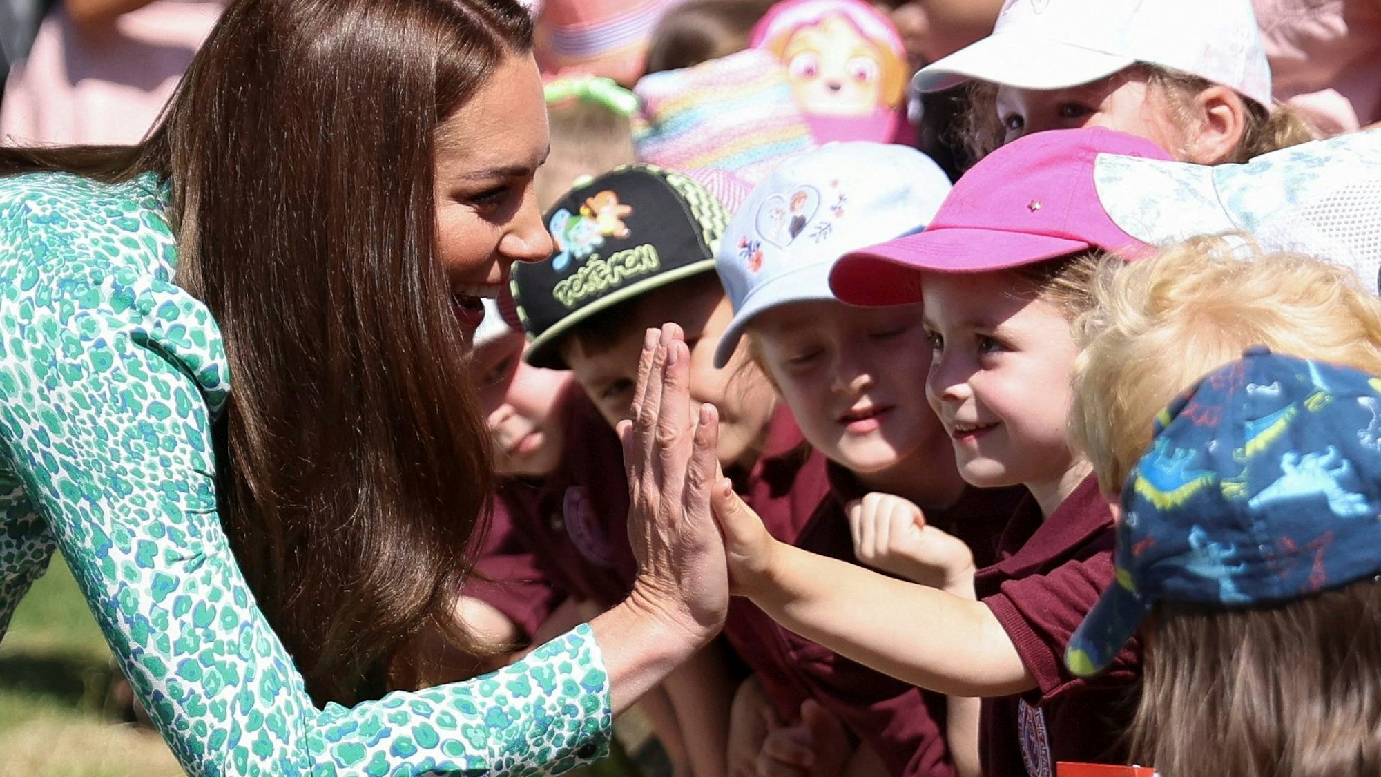 Die britische Prinzessin Kate von Wales begrüßt Kinder vor dem „Riversley Park Children's Centre“ in Nuneaton.
