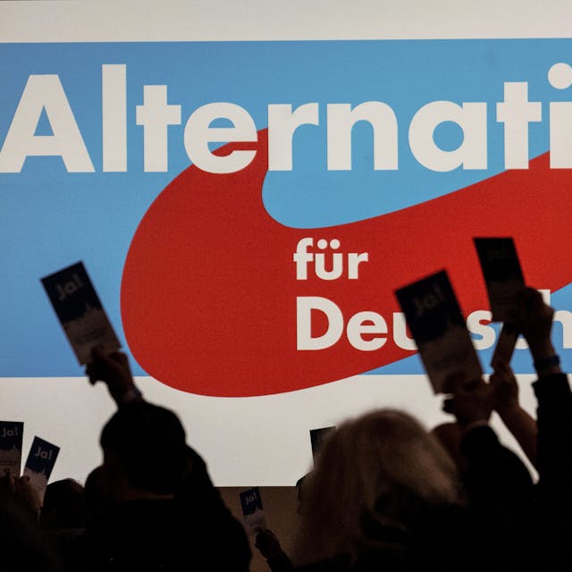 25. Februar 2023, Hessen, Melsungen: Delegierte halten beim Landesparteitag AfD Hessen ihren Stimmzettel.&nbsp;