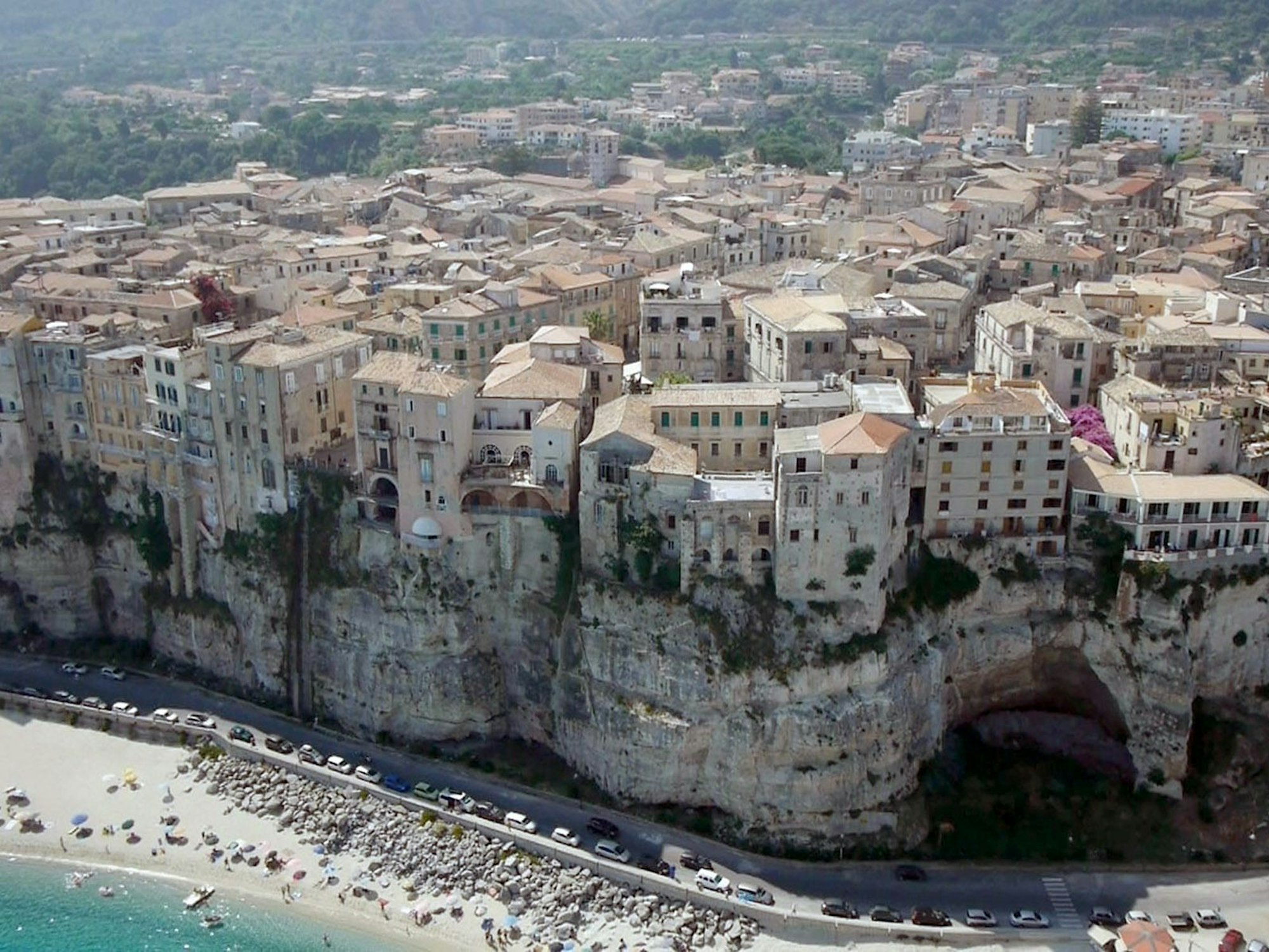 Das Städtchen Tropea an der Küste Kalabriens in Italien (undatierte Aufnahme) mit seinem Sandstrand unterhalb der Altstadt.