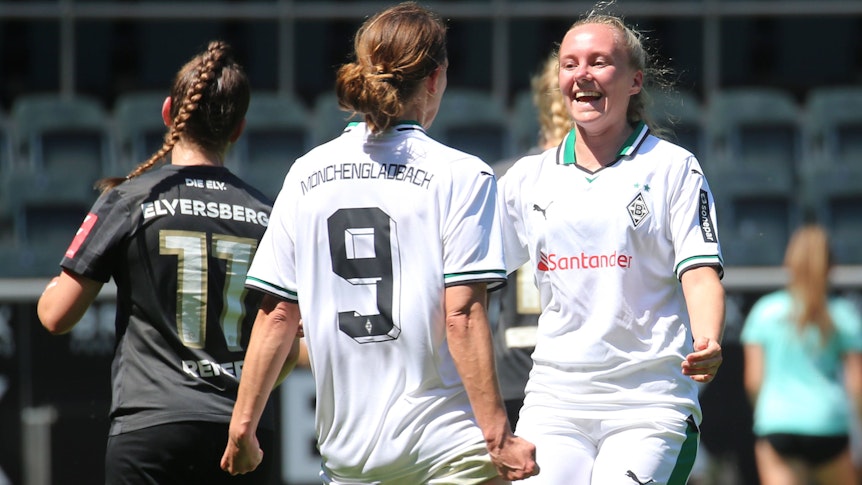 Sarah Schmitz (Nr. 9) bejubelt ihren Treffer zum 2:0 beim Spiel des Frauen-Teams von Borussia Mönchengladbach gegen die SV Elversberg am 11. Juni 2023.