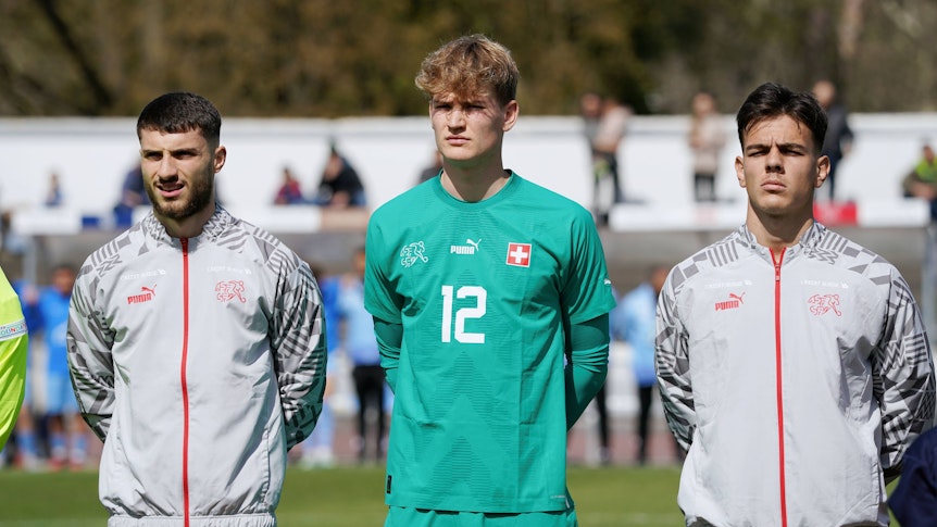 Leonidas Stergiou (l.) steht im Rahmen eines U21-Länderspiels der Schweiz am 28. März 2023 zur Nationalhymne bereit.