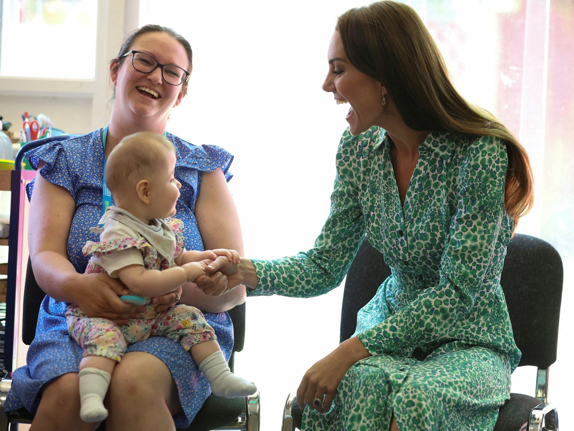 Kate Middleton genießt bei ihrem royalen Termin einen besonders herzlichen „Handschlag“ mit einem Baby.