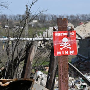 18. April 2023, Grakov, Kharkiv: Diese Aufnahme zeigt ein Warnschild mit der Aufschrift „Gefährliche Minen“ in der ukrainischen Region Kharkiv.