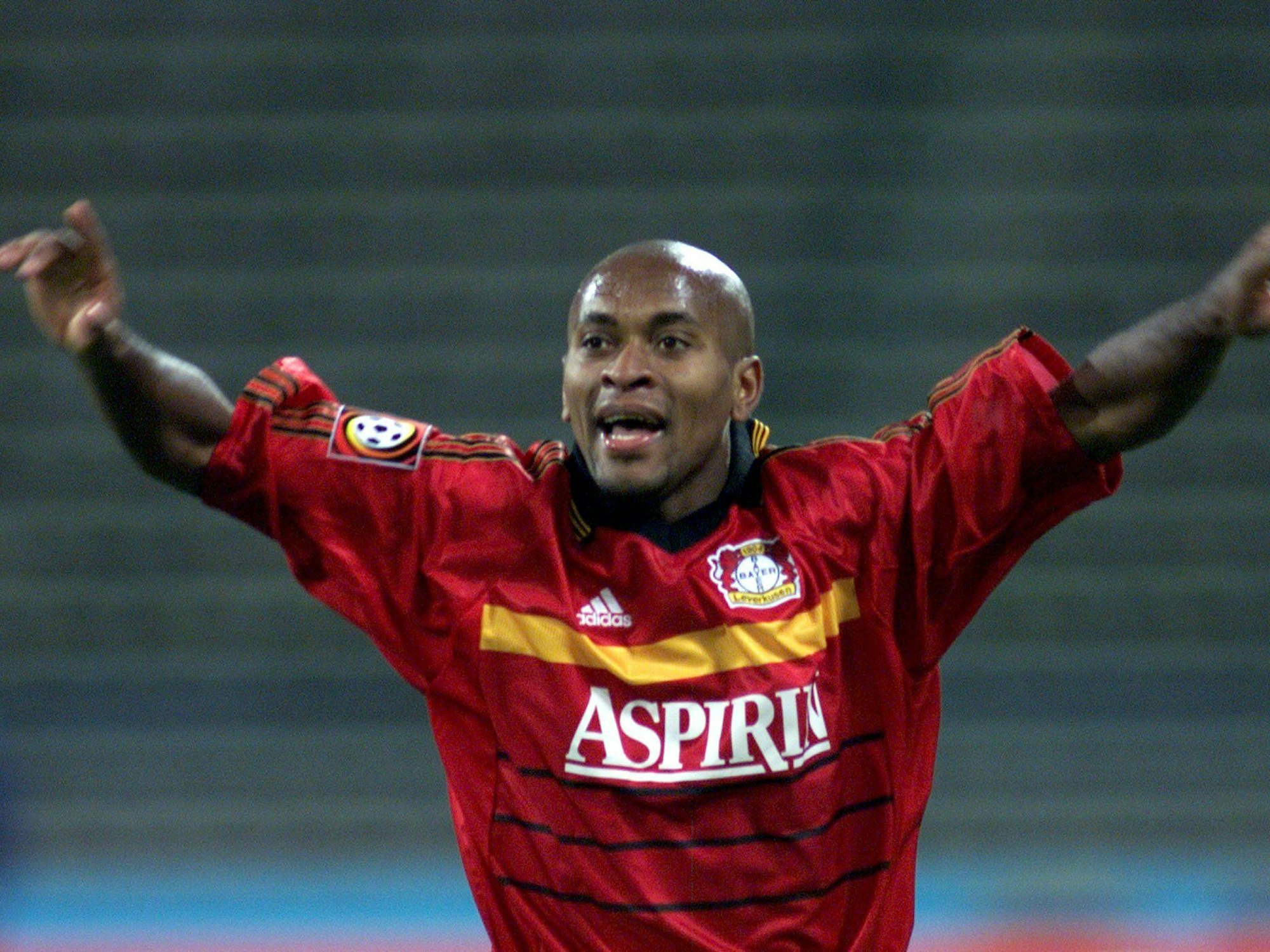 Ze Roberto von Bayer Leverkusen jubelt am 14. April 1999 im Münchener Olympiastadion nach seinem 2:0-Treffer gegen den TSV 1860 München.