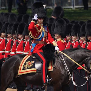 William, Prinz von Wales, salutiert während der „Colonel's Review“, der Generalprobe für die Geburtstagsparade „Trooping the Colour“.