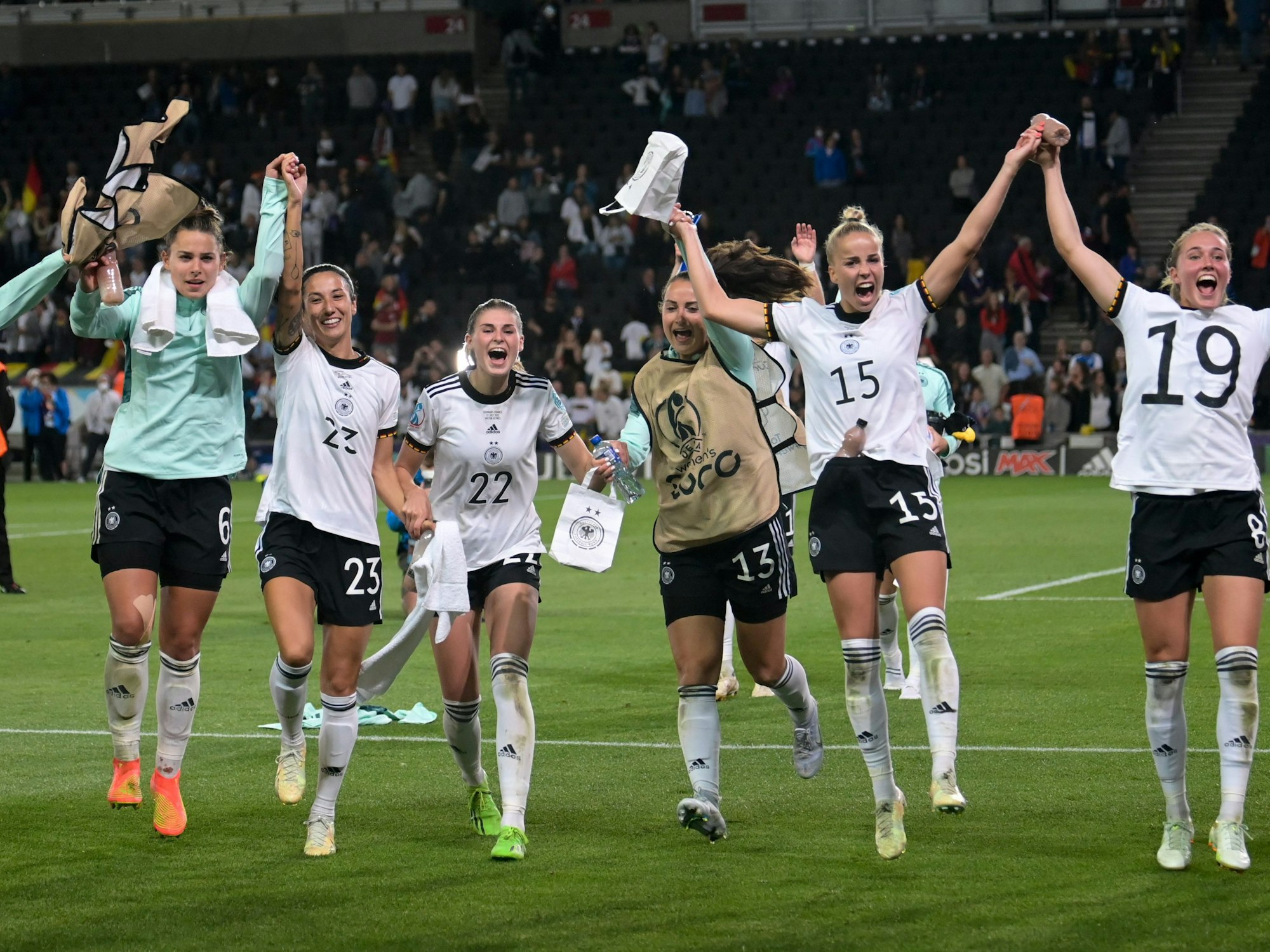 Deutschlands Spielerinnen feiern nach Spielende.