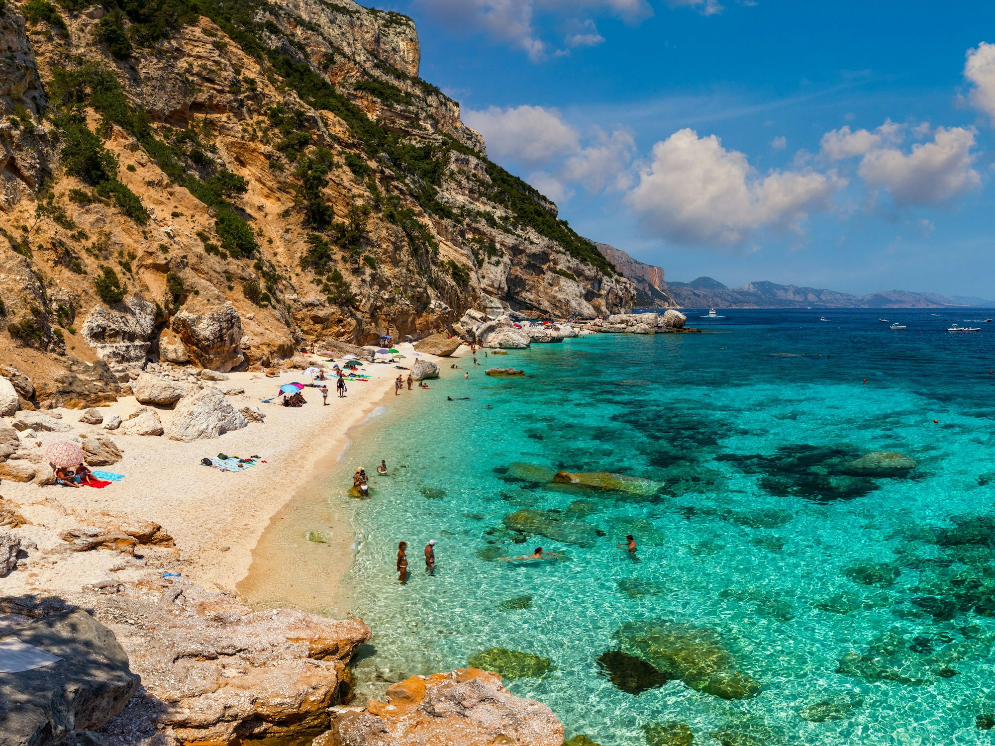 Der Strand von Cala Mariolu auf Sardinien.