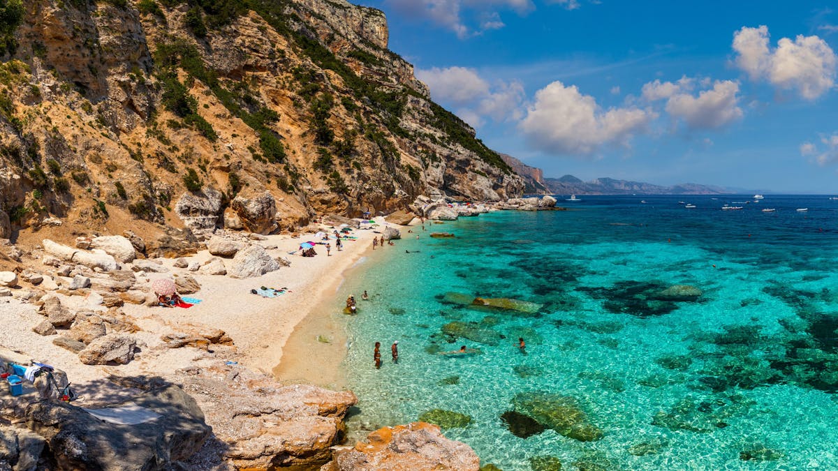 Der Strand von Cala Mariolu auf Sardinien.