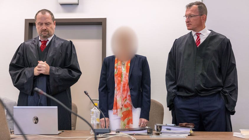 Die angeklagte Apothekerin (M) steht zwischen ihren Rechtsanwälten Morton Douglas (l) und Gerson Trüg (r) vor dem Kölner Landgericht.&nbsp;