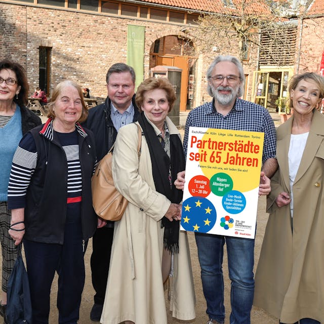 Vertreterinnen und Vertreter der Fördervereine mit einem Plakat vor dem Altenberger Hof in Nippes