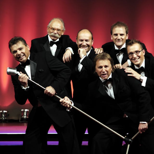 Micky Brühl, Bodo Schulz, Detlef Vorholt, Bubi Brühl, Klaus Lückerath und Johnny Gokus (v.l.) vor einem roten Vorhang