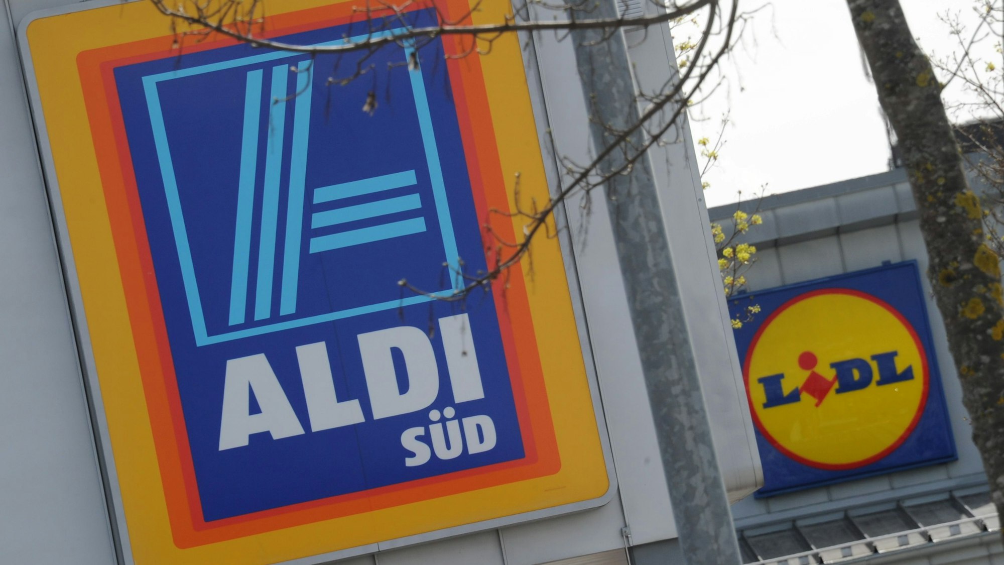 Die Logos der Discount-Supermärkte Aldi und Lidl hänge nan zwei Filialen der Unternehmen.