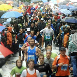 Das Bild zeigt Marathon-Läufer im Regen.&nbsp;