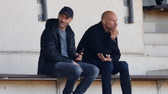 Zwei Trainer im Rheydter Grenzlandstadion: Gladbach-Coach Alexander Ende (l.) und sein Kollege Arie van Lent (r.), auf diesem Foto am 9. Oktober 2021 zu sehen. Die beiden sitzen auf der Tribüne.