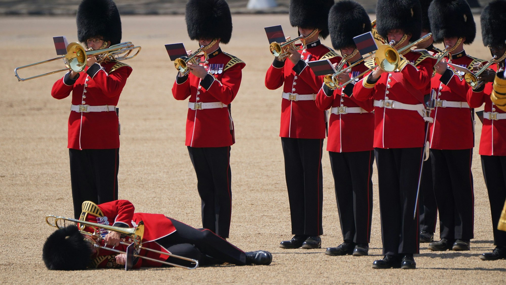 Ein Posaunist der Militärkapelle fällt während der Generalprobe für die Geburtstagsparade „Trooping the Colour“ in Ohnmacht.