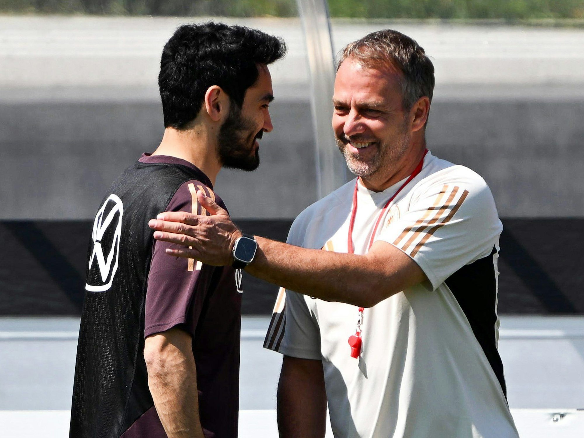 Bundestrainer Hansi Flick (r.) spricht während des Trainings mit Ilkay Gündogan.