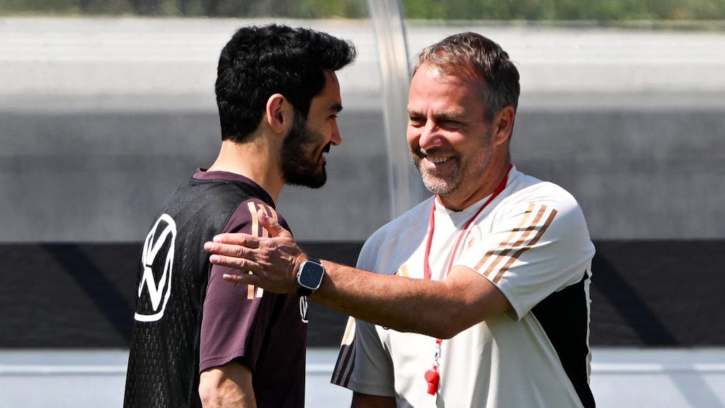 Bundestrainer Hansi Flick (r) spricht während des Trainings mit Ilkay Gündogan.