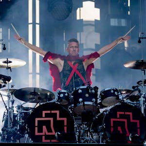 Rammstein-Schlagzeuger Christoh Schneider, hier bei einem Konzert 2019, hat sich in einem Instagram-Statement zu den Vorwürfen gegen Band und Till Lindemann geäußert.