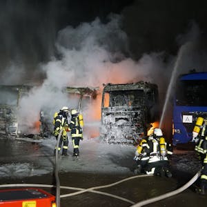 Mehrere Weilerswister Feuerwehrleute löschen brennende Lkw.