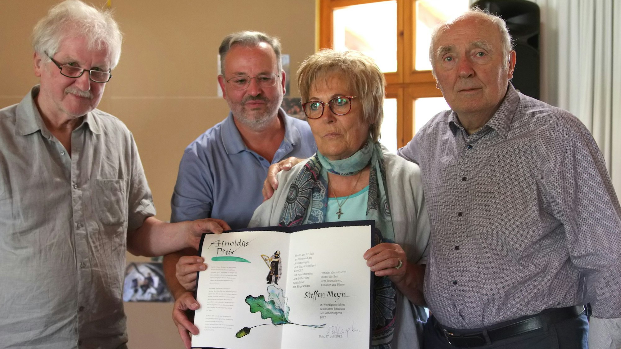 Das Foto zeigt Elisabeth und Horst Meyn mit Gerhard Kern (l.) und Andreas Büttgen von der Initiative Buirer für Buir.