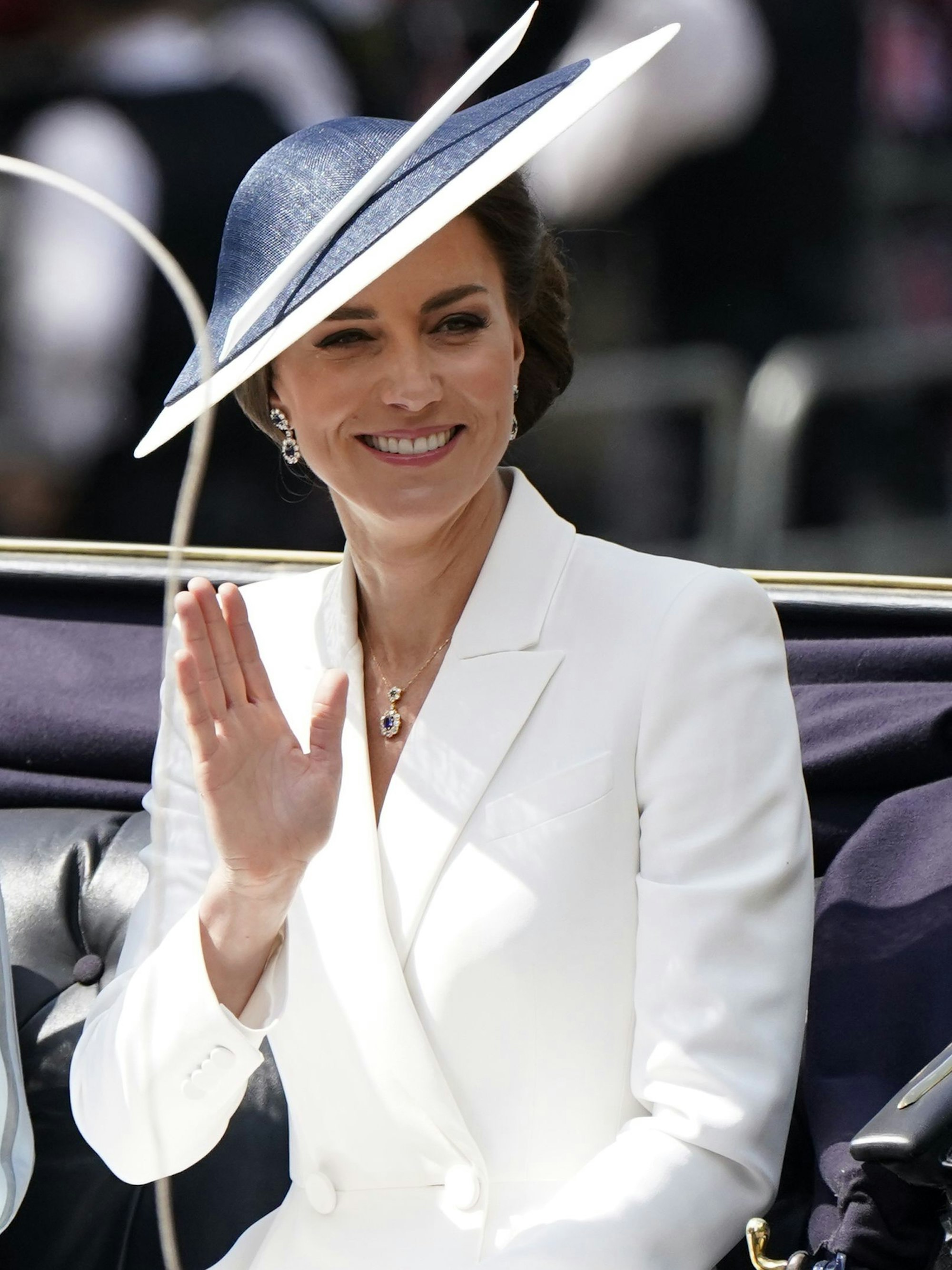Kate, Herzogin von Cambridge, verlässt den Buckingham-Palast vor der Geburtstags-Parade Trooping the Colour am ersten von vier Tagen der Feierlichkeiten zum Platinjubiläum der Queen.