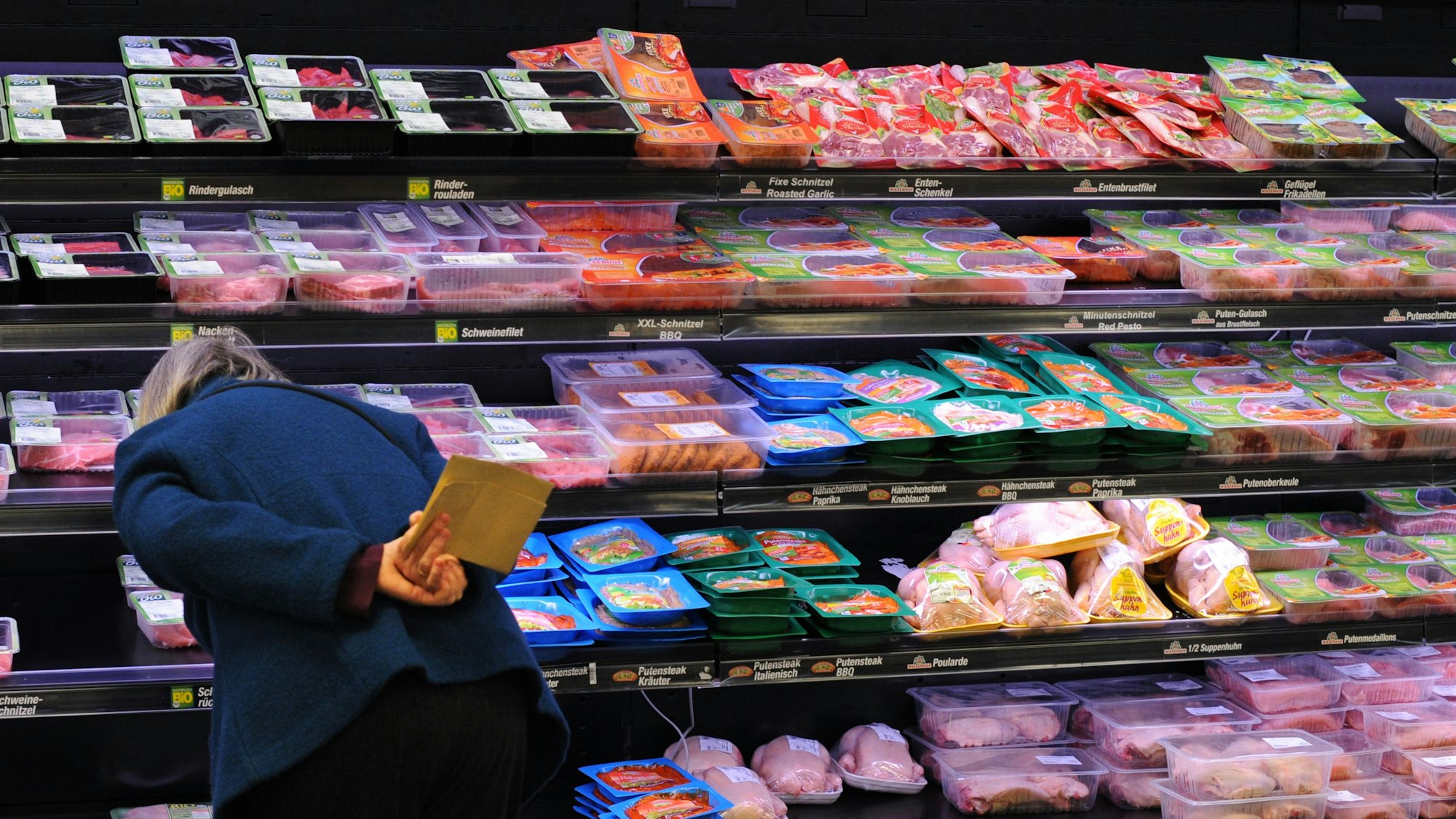 Eine Frau kauft abgepacktes Bio-Fleisch am 04.05.2011) in einem Supermarkt in Hannover.