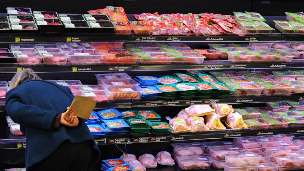 Eine Frau kauft abgepacktes Bio-Fleisch am 04.05.2011) in einem Supermarkt in Hannover.&nbsp;