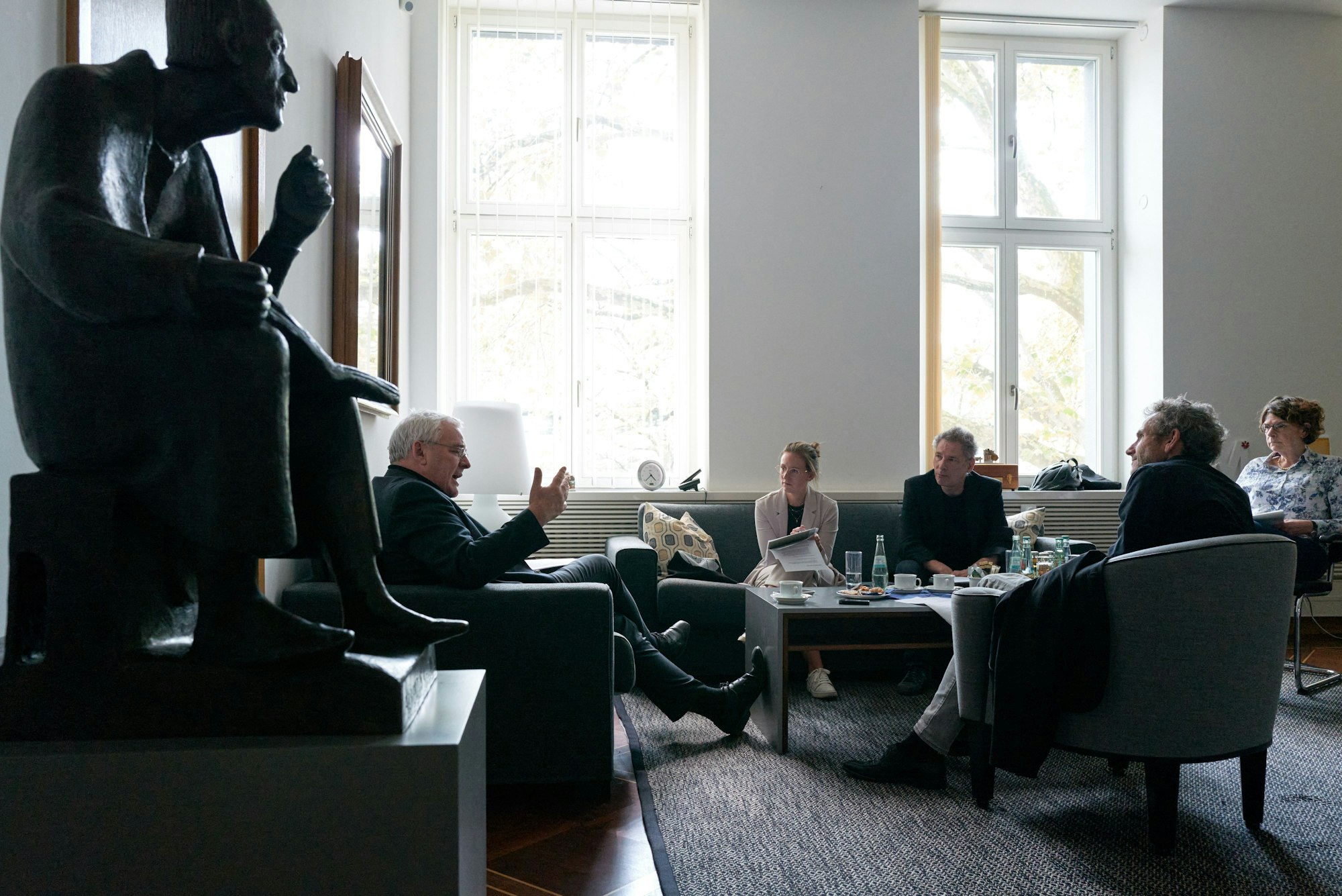 Rektor Axel Freimuth sitzt mit den Redakteuren des „Kölner Stadt-Anzeiger“ in seinem Büro.