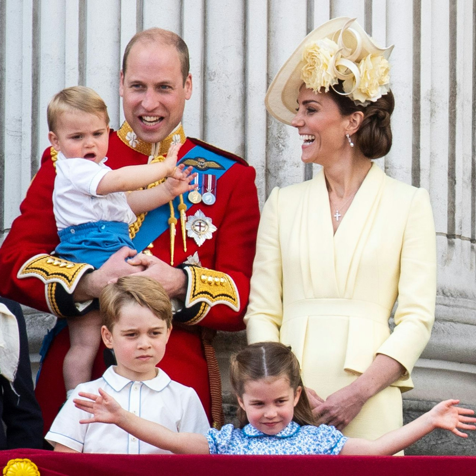 Der britische Prinz William (l) steht mit Prinz Louis (auf dem Arm), seiner Frau Kate, Herzogin von Cambridge, und den Kindern Prinz George (l) und Prinzessin Charlotte (r) auf dem Balkon und schaut bei den „Trooping the Colour“-Zeremonie zu.