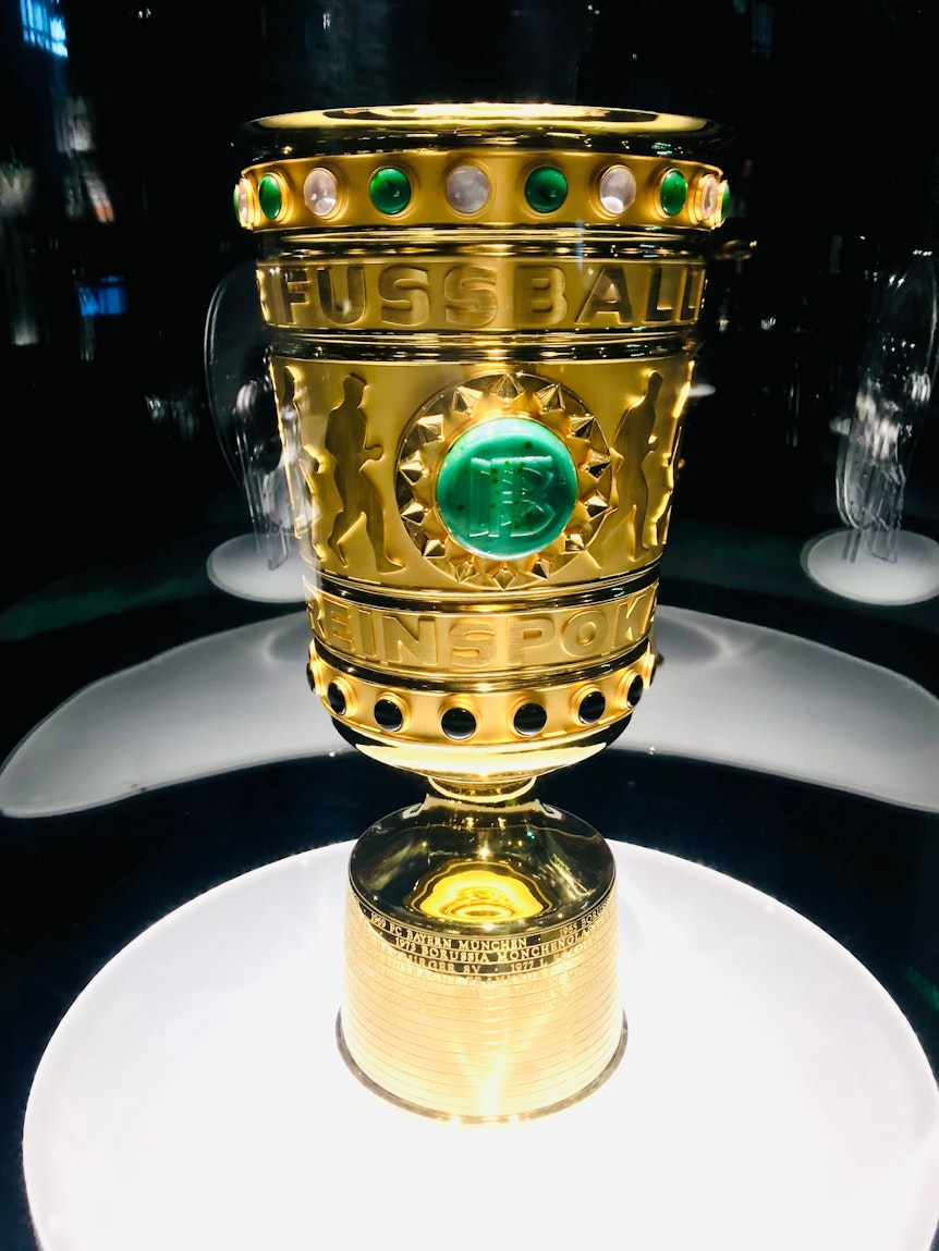Der DFB-Pokal, hier zu sehen am 2. Mai 2019 im Vereinsmuseum (Fohlen-Welt) von Fußball-Bundesligist Borussia Mönchengladbach. Der Pokal steht in einer Vitrine und wird angestrahlt.