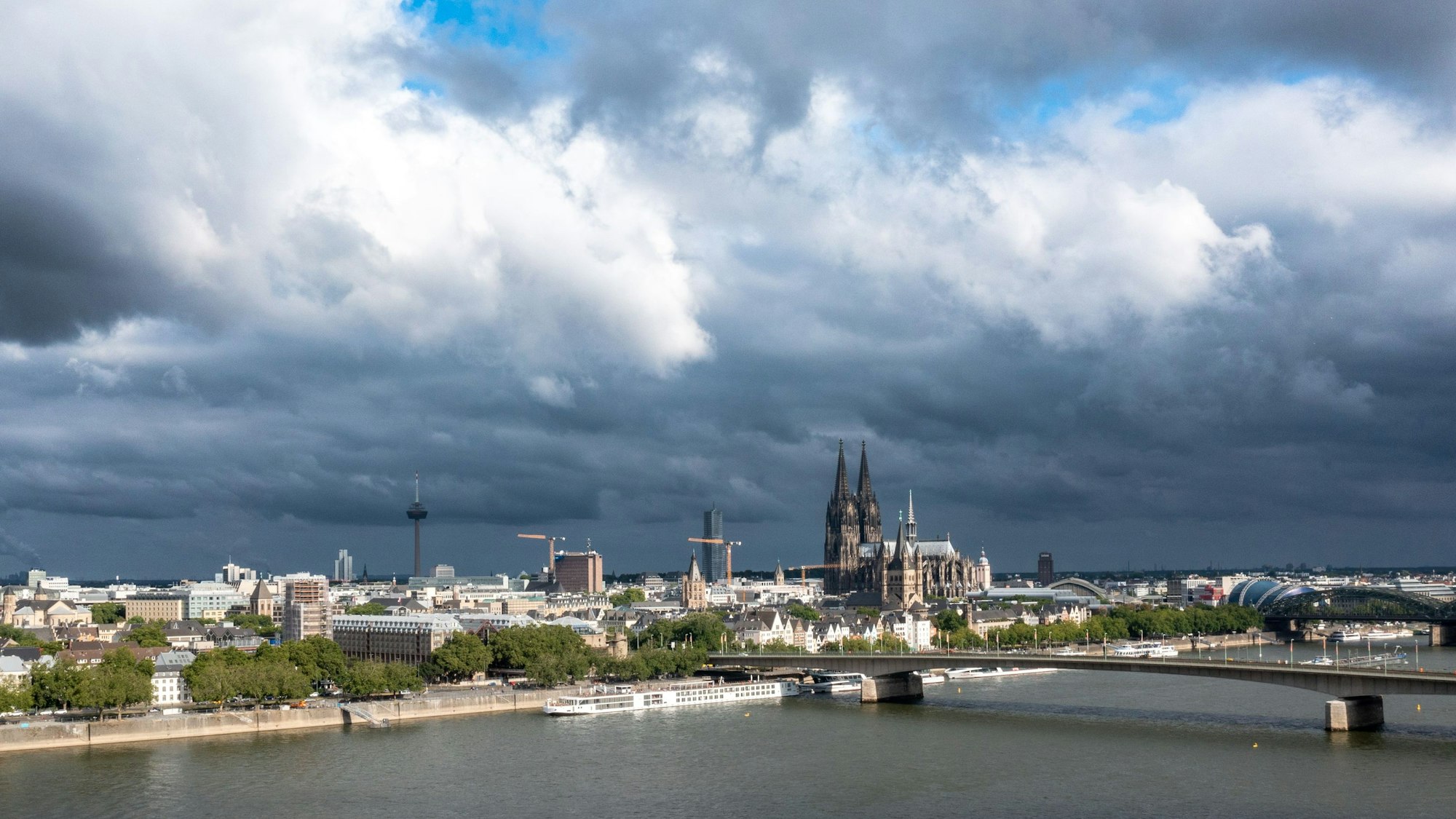 10.07.2022, Köln: Das Stadtpanorama mit Rhein und Dom. Am Sonntagmorgen scheint noch die Sonne, aber Wolken ziehen schon heran. Luftaufnahme mit Drohne. Foto: Uwe Weiser