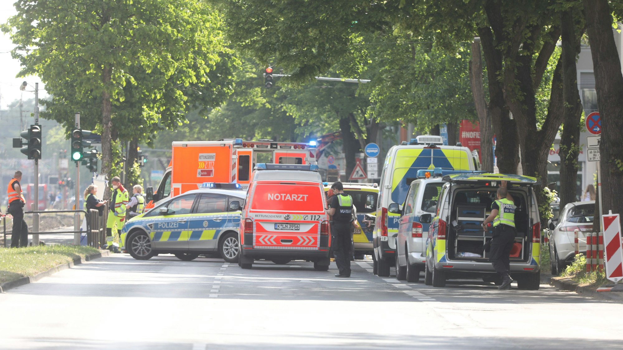 Fahrzeuge von Polizei, Notarzt und Feuerwehr stehen auf der Aachener Straße.