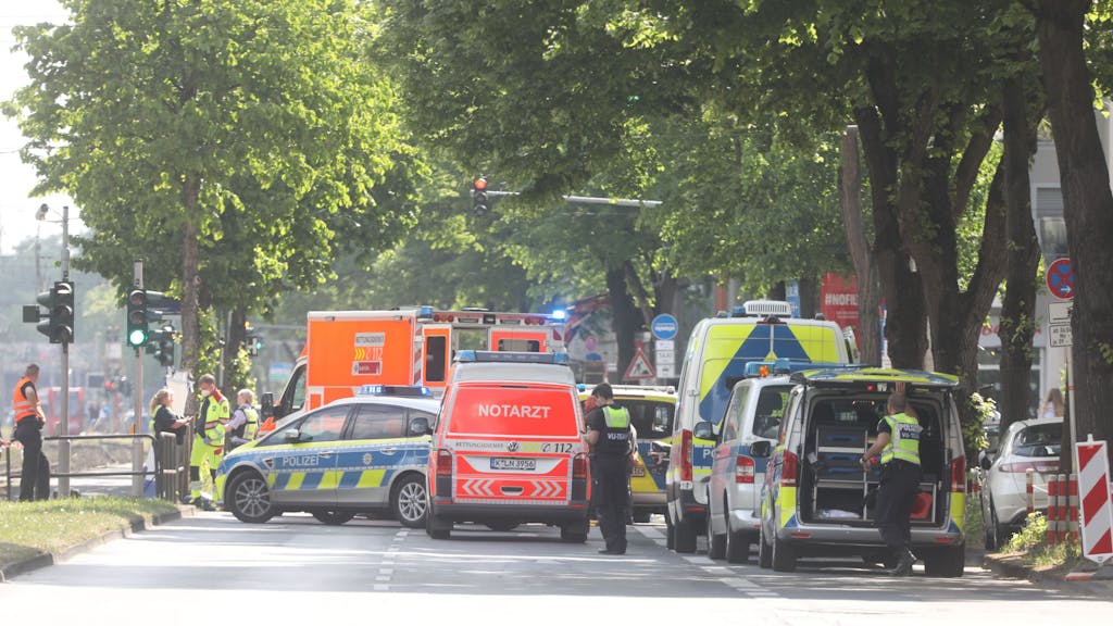 Fahrzeuge von Polizei, Notarzt und Feuerwehr stehen auf der Aachener Straße.
