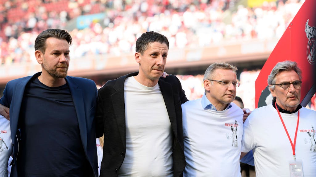 Thomas Kessler, Christian Keller und Eckhard Sauren stehen Arm in Arm im Rhein-Energie-Stadion.