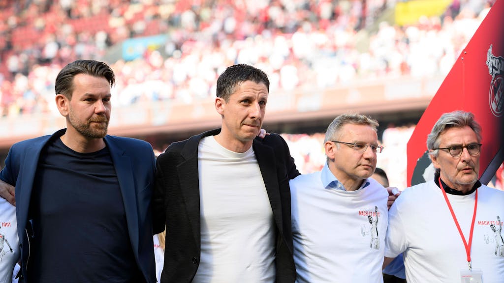 Thomas Kessler, Christian Keller und Eckhard Sauren stehen Arm in Arm im Rhein-Energie-Stadion.