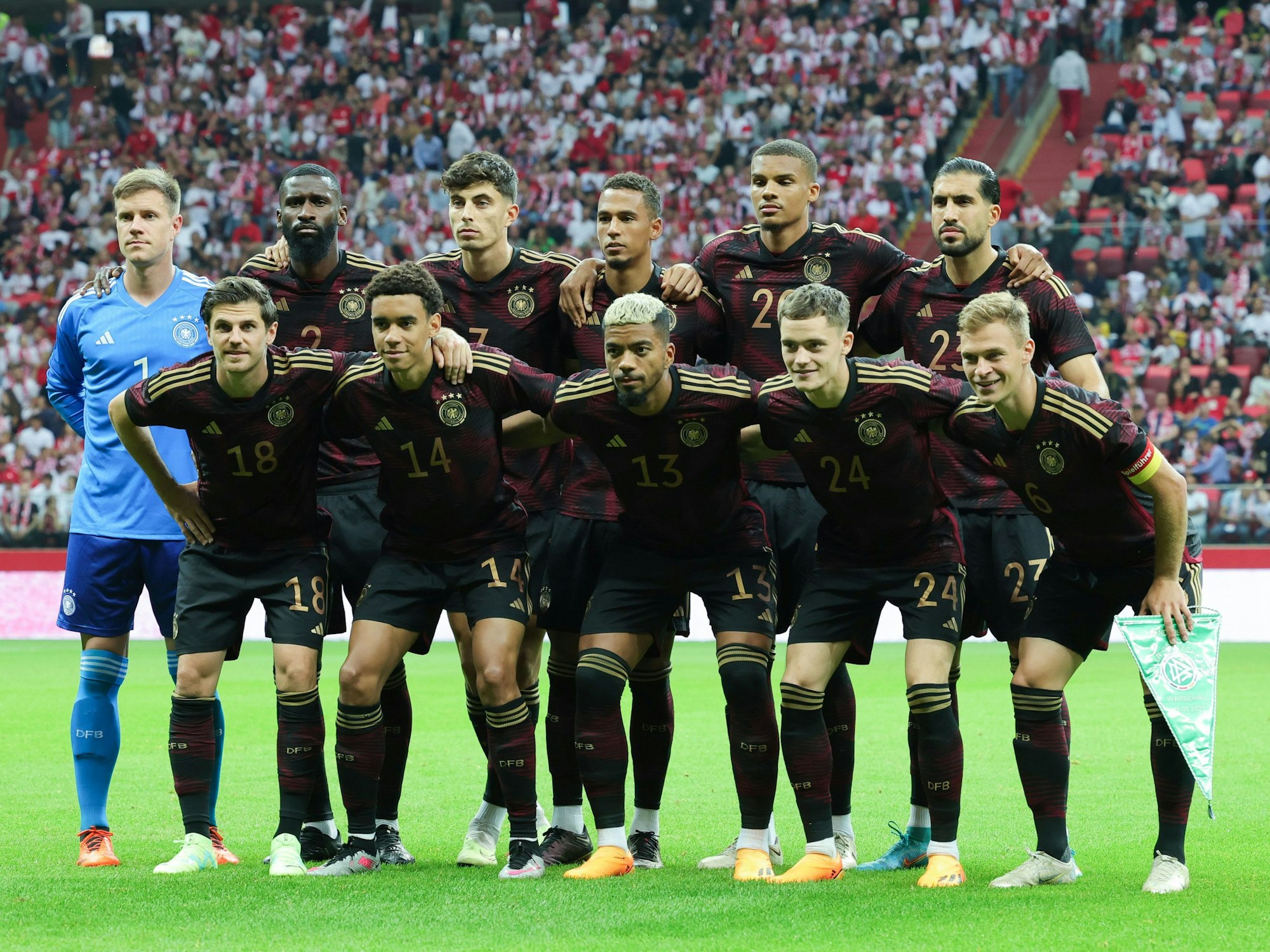 Die Spieler der deutschen Fußball-Nationalmannschaft haben vor dem Spiel Aufstellung für ein Gruppenbild genommen.