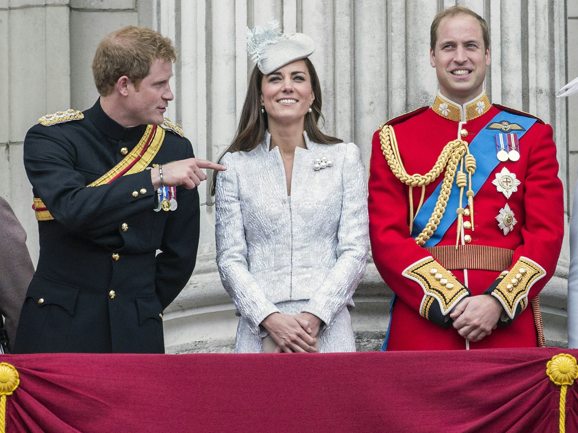 Prinz Harry, Prinzessin Kate und Prinz William auf dem Balkon des Buckingham Palastes, nach der „Trooping of the Colour“-Parade 2014.