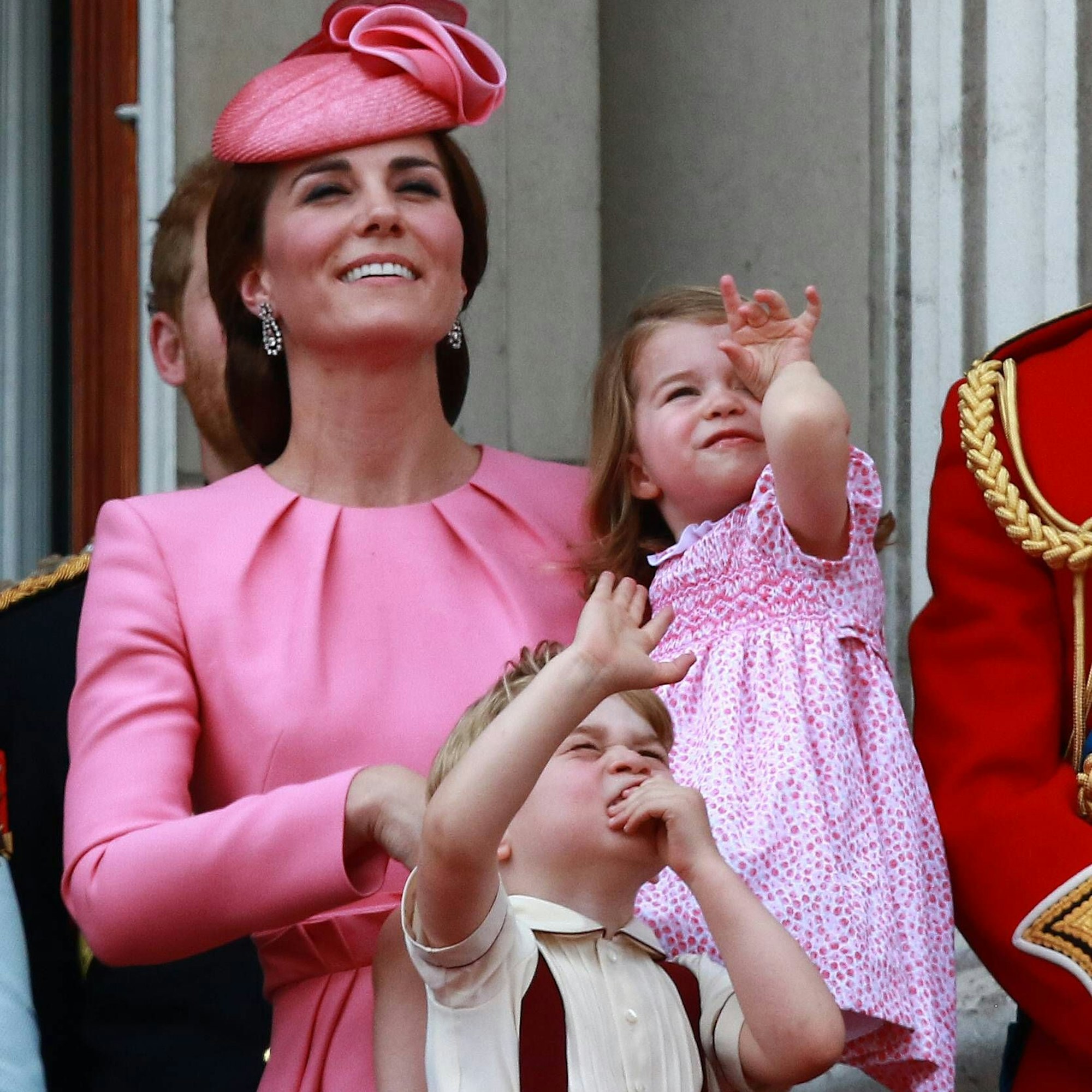 Kate Middleton, Prinzessin Charlotte und Prinz George auf dem Balkon des Buckingham Palace nach „Trooping of the Colour“ 2017.