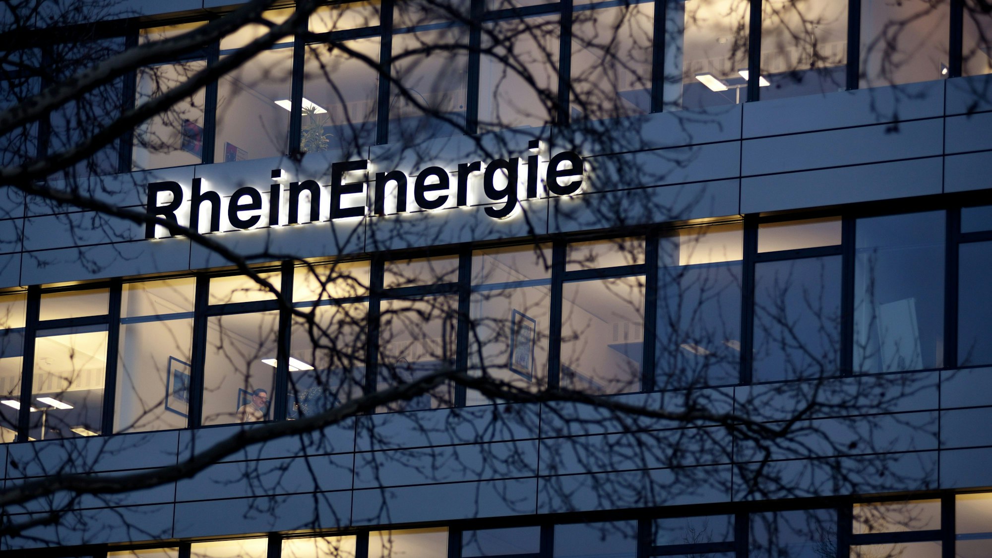 Der Schriftzug „Rheinenergie“ steht an der Fassade der Kölner Zentrale des Energieversorgers im Parkgürtel. Die Rheinenergie plant eine Großwärmepumpe mit Rhein.-Wasser.