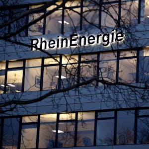 Der Schriftzug „Rheinenergie“ steht an der Fassade der Kölner Zentrale des Energieversorgers im Parkgürtel. Die Rheinenergie plant eine Großwärmepumpe mit Rhein.-Wasser.
