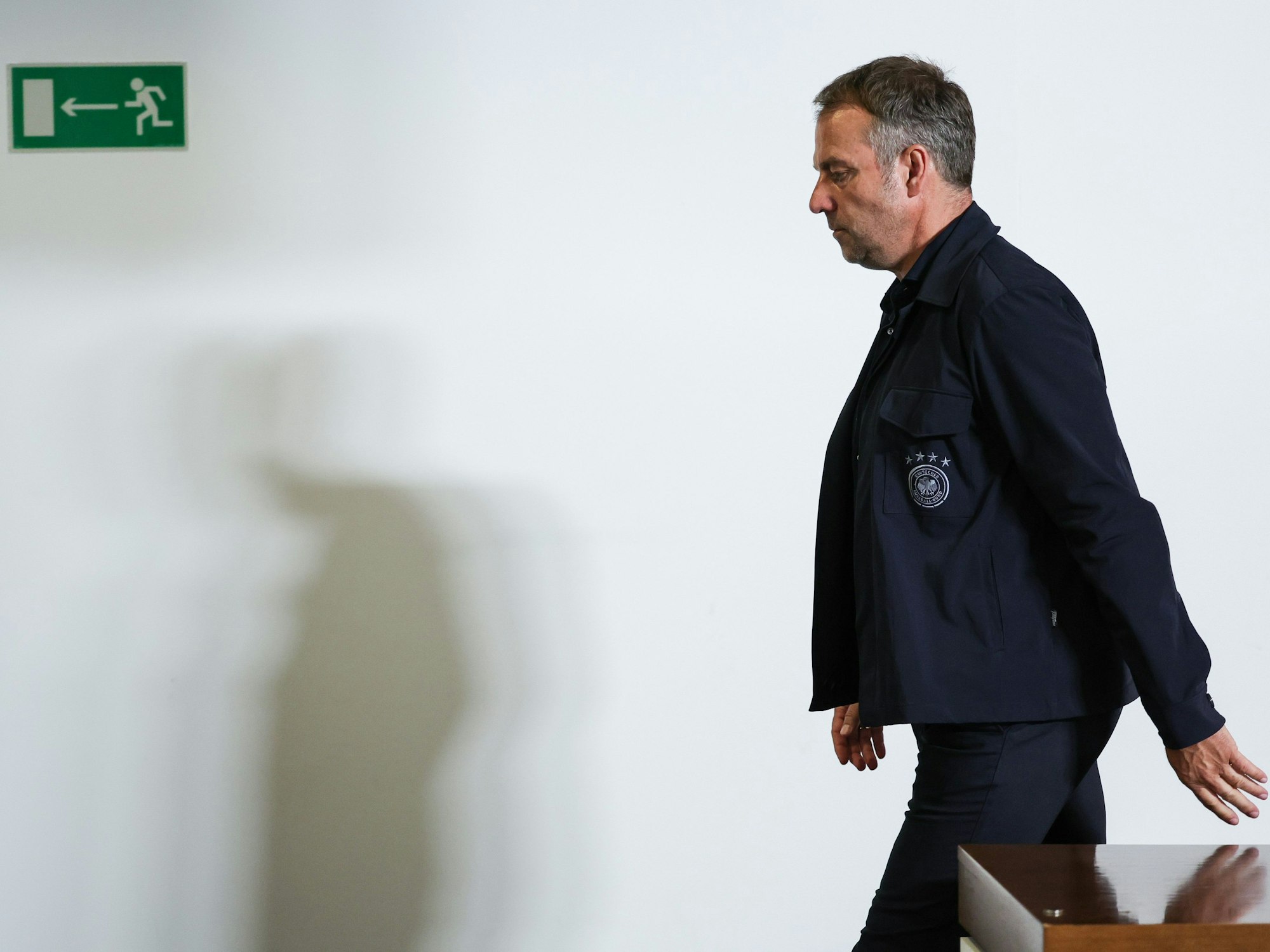 Bundestrainer Hansi Flick verlässt die Pressekonferenz.