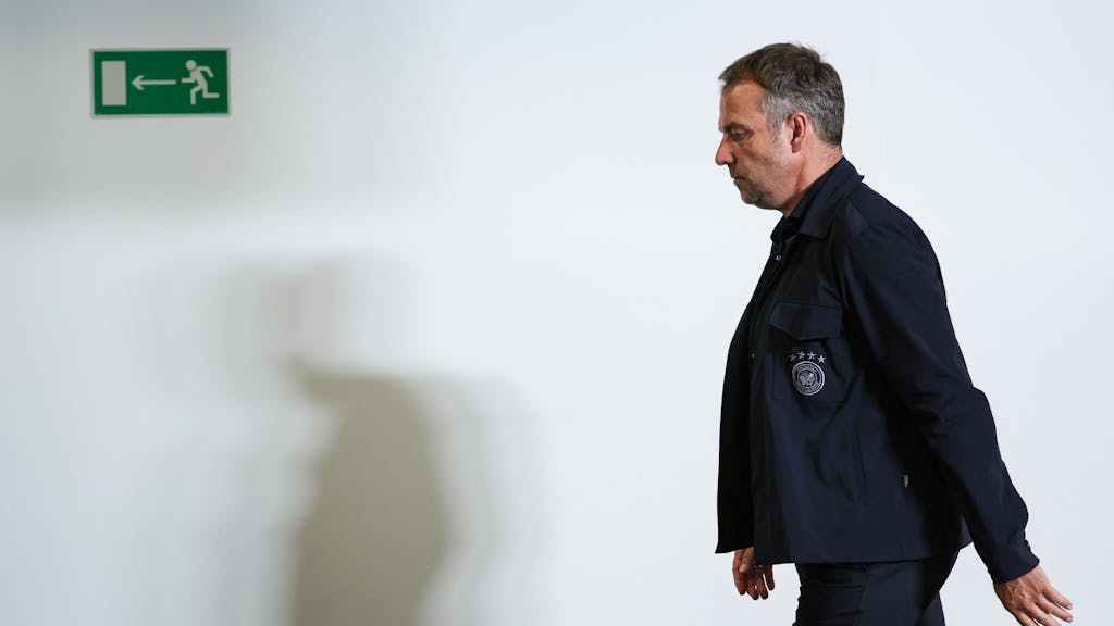 Bundestrainer Hansi Flick verlässt die Pressekonferenz.