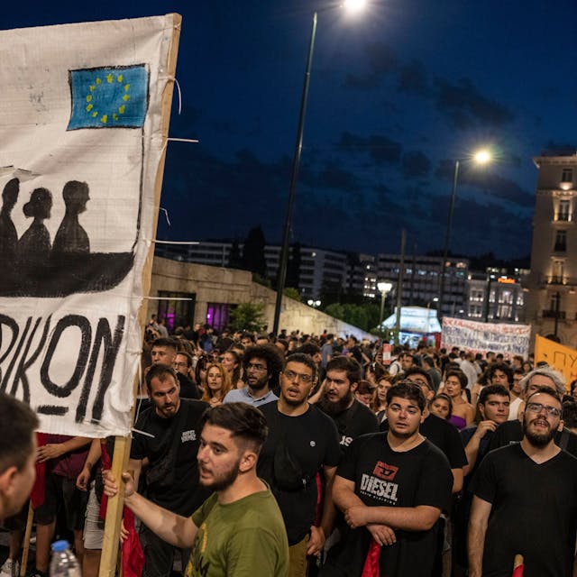 Demonstranten demonstrieren nach dem tödlichen Bootsunglück vor dem Parlamentsgebäude in Athen.