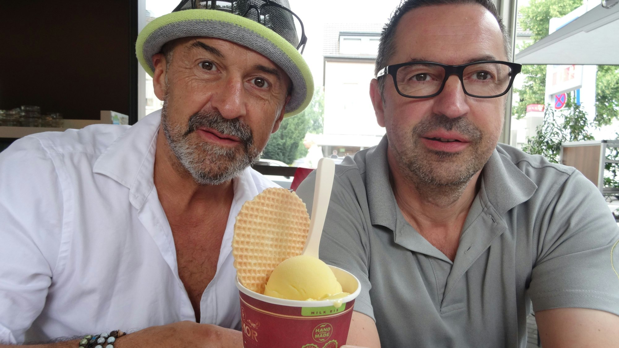 Die Brüder Rino (l.) und Massimo Remor setzen in ihrem Eiscafé in Hennef auf frische Früchte aus Sizilien. Besonderheiten sind Mandarine und Granatapfel.
