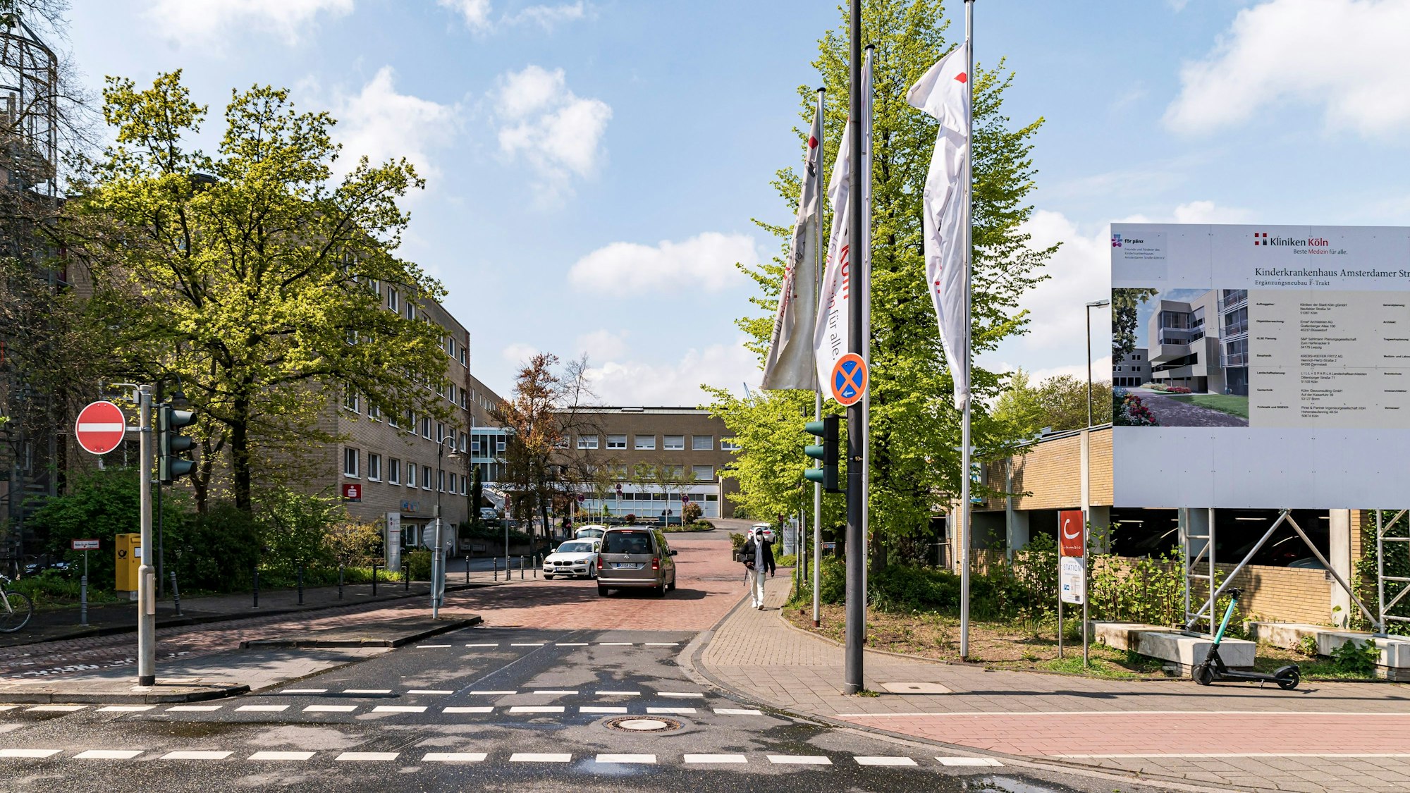 Blick auf die Einfahrt und den Haupteingang der Kinderklinik an der Amsterdamer Straße in Köln.