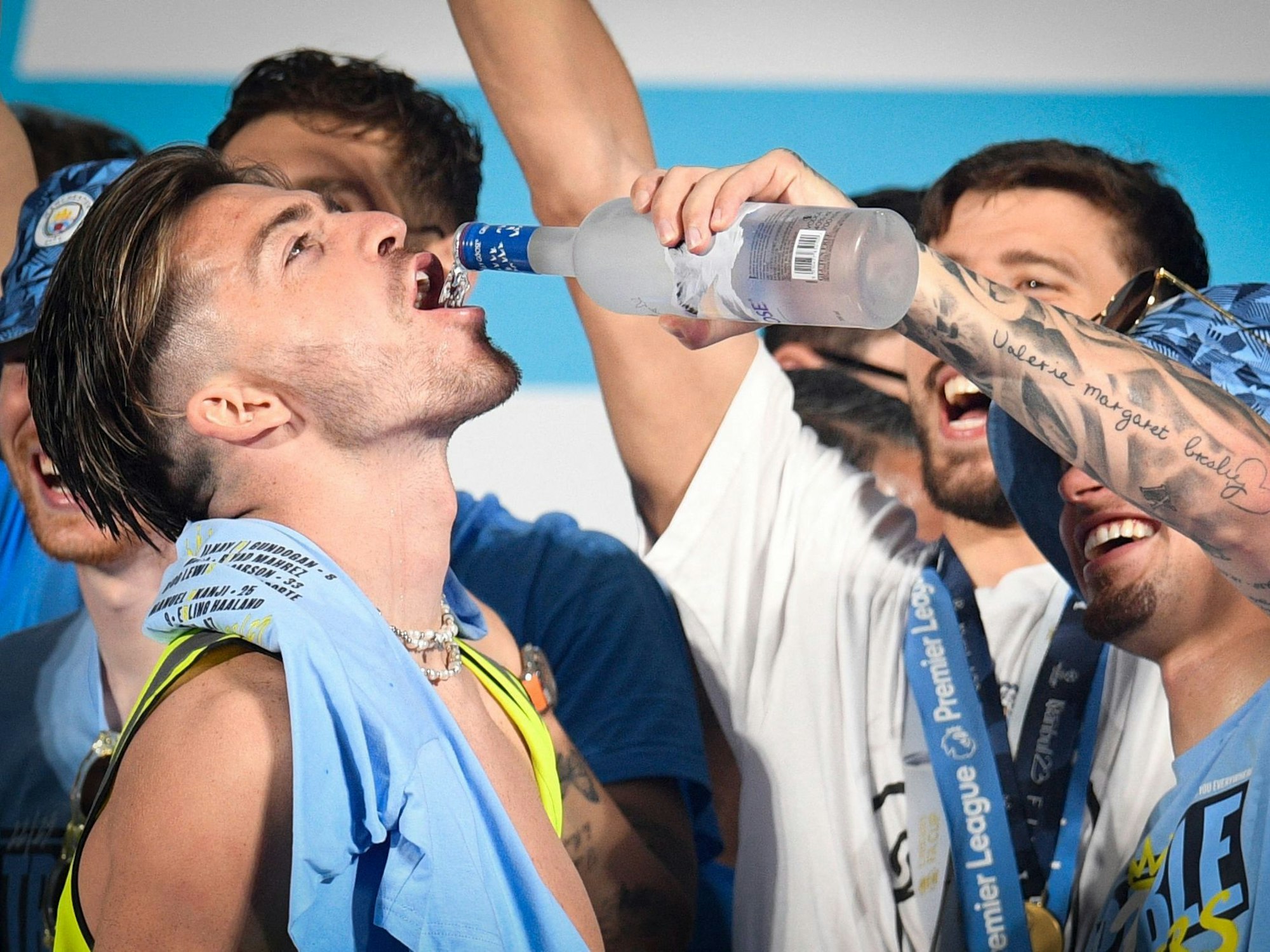 Manchester Citys Kalvin Phillips (r.) kippt seinem Kollegen Jeack Grealish puren Wodka in den Mund.
